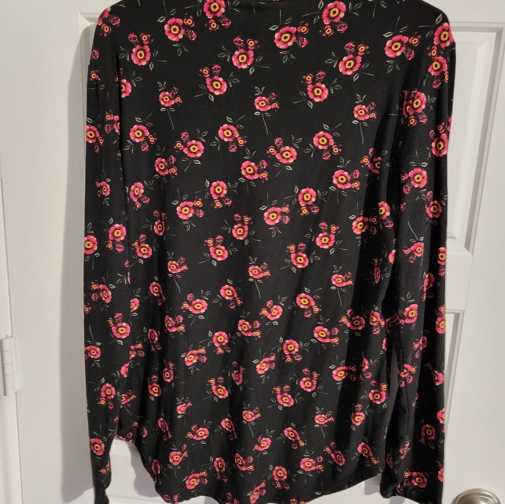 black top with pink flowers - Picture 4 of 4